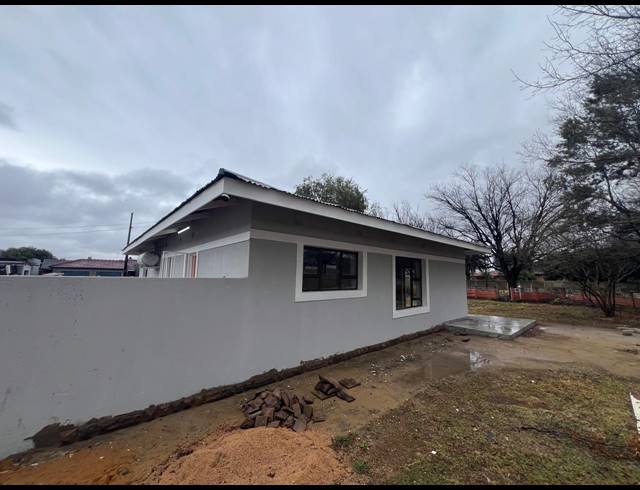 5 BEDROOM HOUSE FOR SALE IN THREE RIVERS